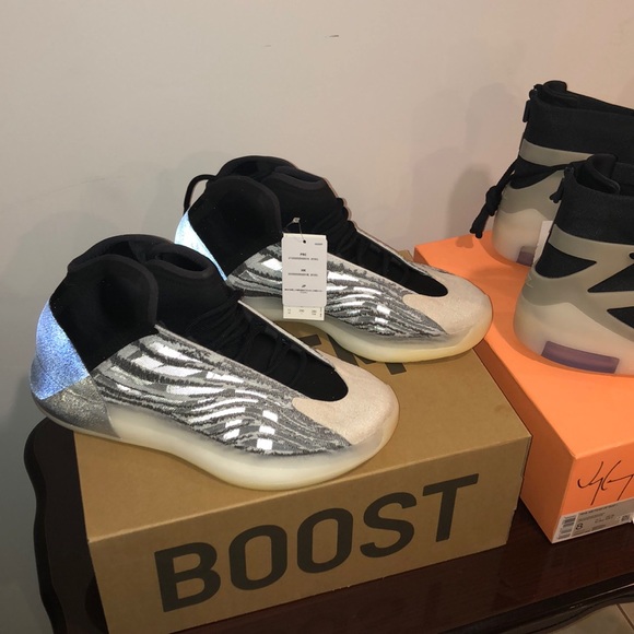 BRAND NEW Yeezy Qntm Barium SIZE 9.5US Men's.